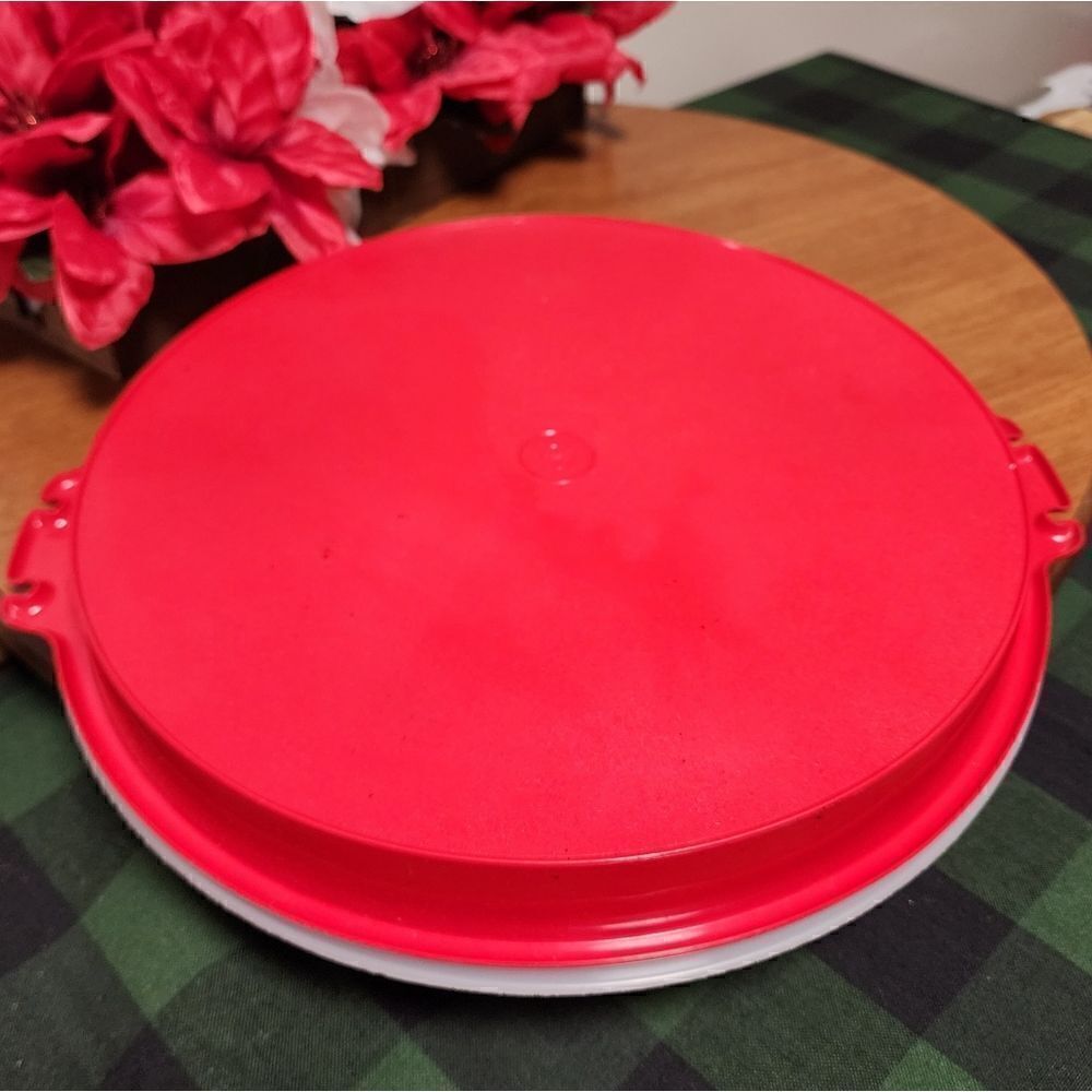 Tupperware Covered serving dish - Picture 3 of 8